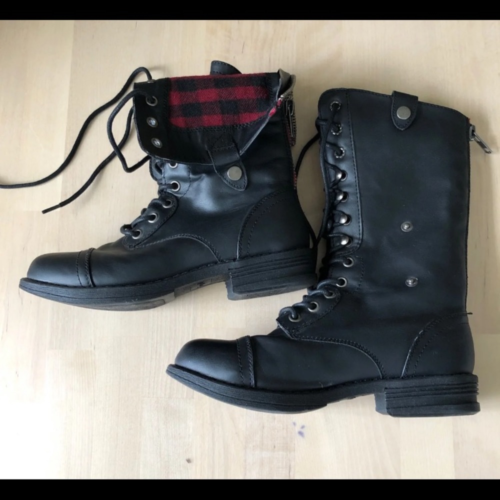 Boots for womens. Sz 7